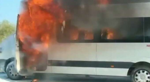 Bursa'da seyir halindeki minibüs alevlere teslim oldu