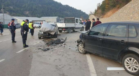 Bursa'da zincirleme kaza: 2 otomobil ve 1 servis aracı çarpıştı