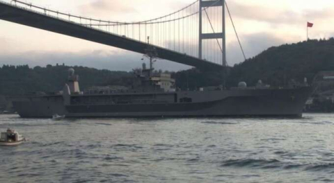 ABD savaş gemisi İstanbul Boğazı'ndan geçti