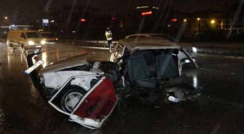 Bursa'da kamyonun çarptığı otomobil ikiye ayrıldı