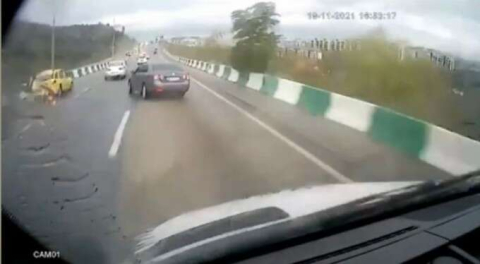 Bursa'da akıl almaz kaza! Taksi metrelerce sürüklendi