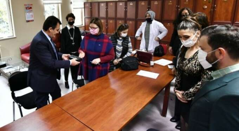 Dündar'dan öğretmenlere anlamlı hediye