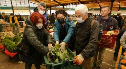 Pazardan topladıkları atıklardan kompost yapmayı öğrendiler