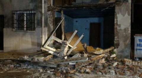 Bursa'da lodos hayatı felç etti: Binanın duvarı yıkıldı, ağaçlar yolları kapattı