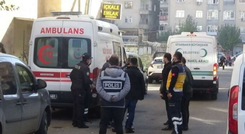 Eşini 25 yerinden bıçakladı, 2 çocuğunun boğazını kesti