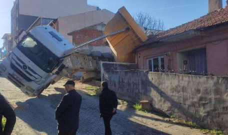 Bursa'da faciadan dönüldü! Evin üstüne devrildi