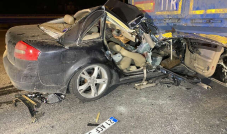 Feci kazada can pazarı! Lüks otomobil tır dorsesinin altına girdi