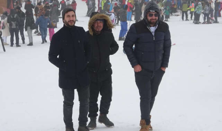 Herkes kayak yapmaya; onlar da seyretmeye geliyor  