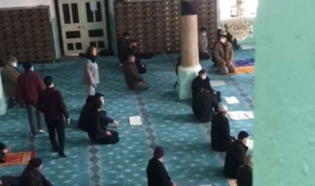 Cuma namazında camiye giren kadın 'açız" diye bağırdı