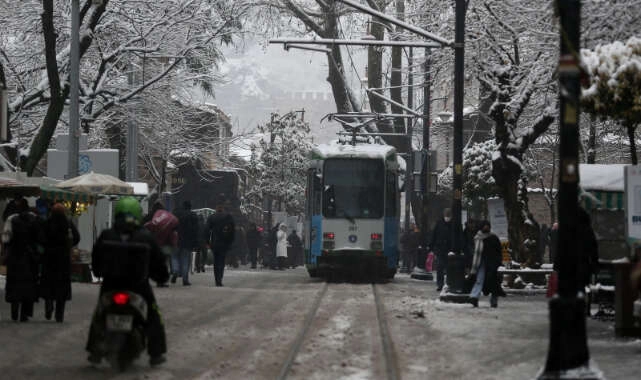 Bursa’da kar yağışı kartpostallık görüntüler oluşturdu