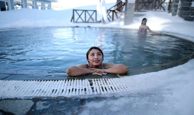 Bursa'da turistlerin kar üstünde hamam sefası