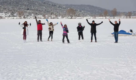 Bursa'da üzerinde kayıkla gezilebilen göl dondu  