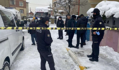 Korkunç olay! Annesini boynunu keserek öldürdü