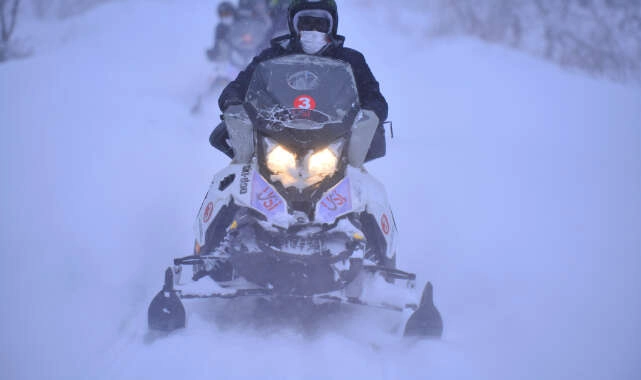 Uludağ'ın karda gidilmeyen yerlerini kar motoruyla keşfediyorlar