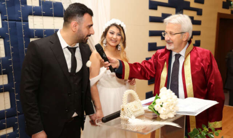 Başkan Erdem’den evlenen çiftlere 14 Şubat sürprizi