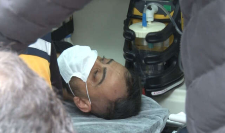 Sırtındaki bıçağı kendisi çıkardı