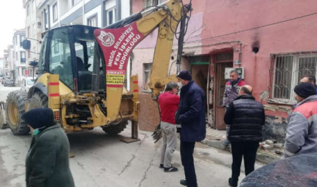 İnegöl'de metruk bina yıkımı sürüyor