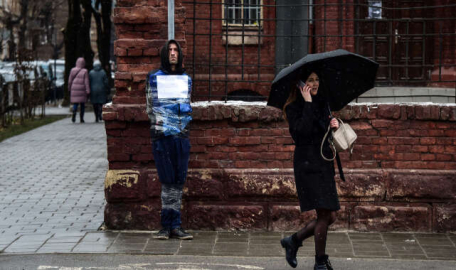 Ukrayna'da ilginç görüntü: Yakalayıp direğe bağladılar