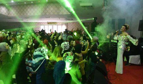 Kestelli kadınlar matinede doyasıya eğlendi 