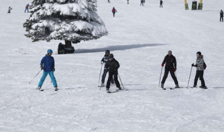 Uludağ’da güneşli havada kayak keyfi  