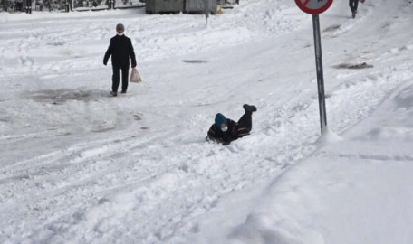Bursa'da karlı ve buzlu yollar, vatandaşın kabusu oldu 