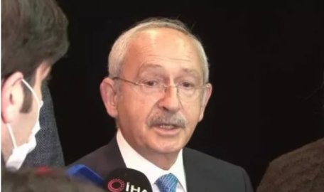 Kılıçdaroğlu, elektrikleri kesilen Moda Sahnesi'ne kandille geldi  