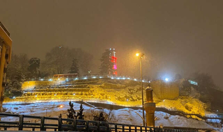 Bursa kent merkezinde kar kalınlığı 14 santimetreyi buldu 