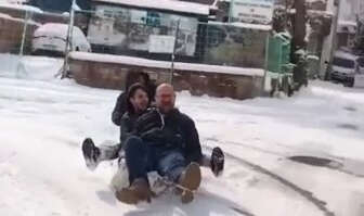 Bursa’da kar ve buzu eğlenceye çevirdiler  