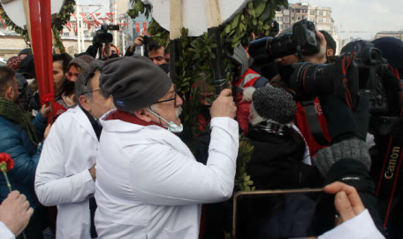 Taksim'de basın açıklaması yapan doktorlara müdahale!