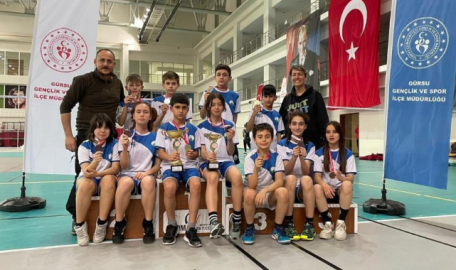 Badminton Akademi meyvelerini veriyor   