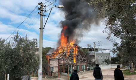 Bursa'da ahşap ev alevlere teslim oldu