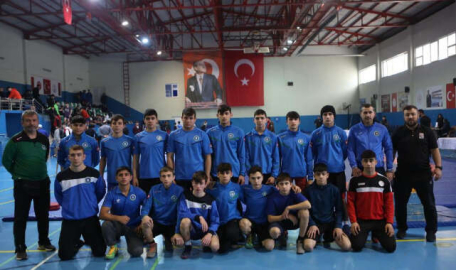 Bursalı güreşçiler madalyaları topladı  