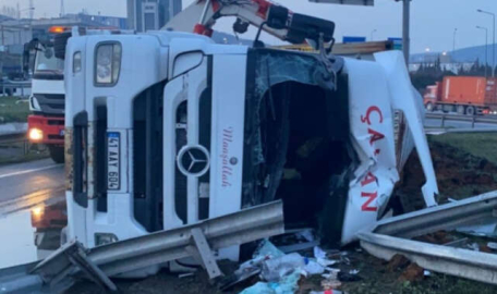 Hammadde yüklü tır devrildi 