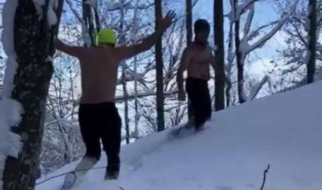 Uludağ'ın eteklerinde kar banyosu yaptılar  