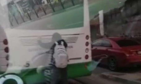 Bursa'da tehlikeli yolculuk! Tepkilere aldırış etmedi