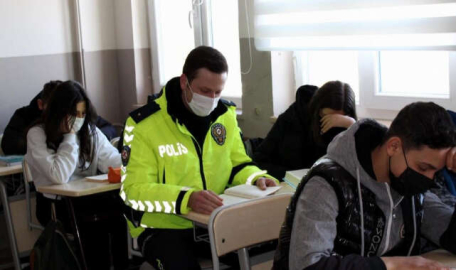 Polisler okul sıralarına geri döndü  