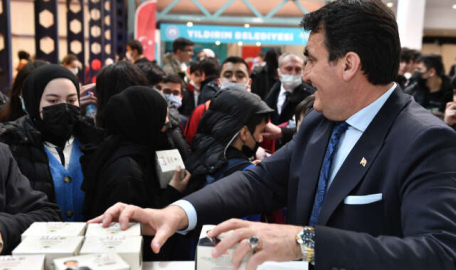 Başkan Dündar'dan gençlere kırtasiye malzemesi