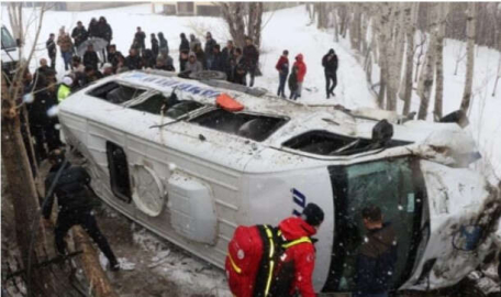 Van'da yolcu minibüsü devrildi
