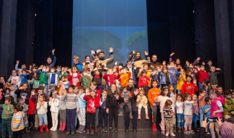 Tiyatroda gün, çocukların  