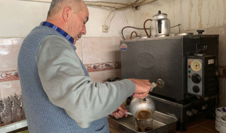 Belediye başkanıydı, çaycı oldu!