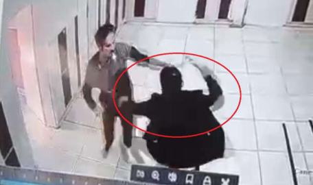 Şok görüntü… Veli ile öğretmen birbirine girdi!