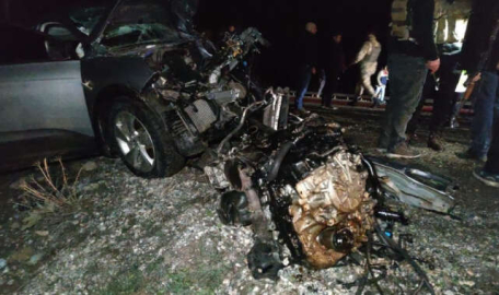 Otomobille, işçileri taşıyan minibüs çarpıştı