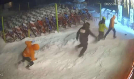 Uludağ'da ayı paniği...Ayı ile böyle göz göze geldiler 