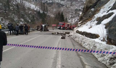 Kaya parçası aracın üzerine düştü: 4 kişi feci şekilde öldü 