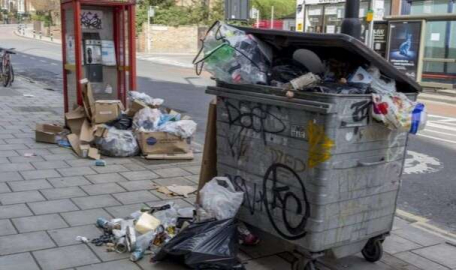 Çöp konteynerinin dili olsa da konuşsa! 