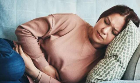 Karnınızdaki şişliğe dikkat! Kadınlarda sıklıkla görülüyor