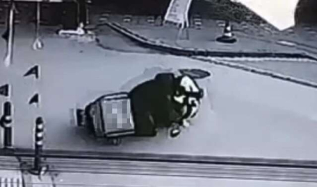 Bursa'da motokurye kazası! Ölümden döndü