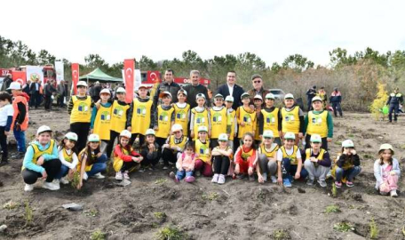 Mustafakemalpaşa'da miniklerden 15 bin fidan