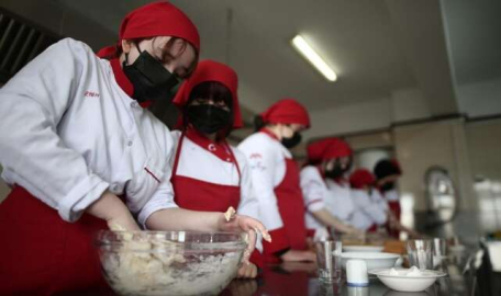 Bursa'da geleceğin kadın baklava ustaları bu okulda yetişiyor 