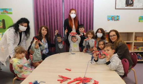 Mudanya’daki sokak hayvanlarının hediyeleri çocuklardan 